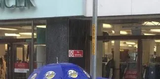 #REINOUNIDO Pareja protege de la lluvia a perro amarrado a un poste