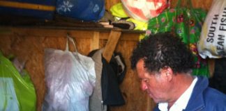 #COQUIMBO Piden ayuda para Don Sergio, quien cuida a perritos en la costa de la región