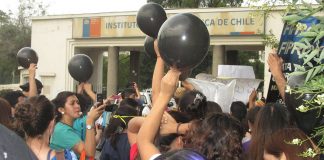 #SANTIAGO Médicos veterinarios protestaron frente al Instituto de Salud Pública