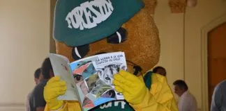 Guardaparque edita y cuenta secretos de la naturaleza en un libro