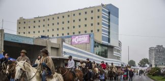 #LOSLAGOS Habitantes de Cochamó cabalgaron hasta la Intendencia de los Lagos para pedir la protección del río Puelo