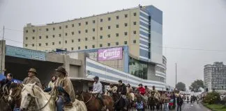 #LOSLAGOS Habitantes de Cochamó cabalgaron hasta la Intendencia de los Lagos para pedir la protección del río Puelo