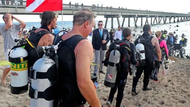 #MUNDO Más de 600 buzos recogen basura del fondo del mar en Estados Unidos y establecen un récord mundial