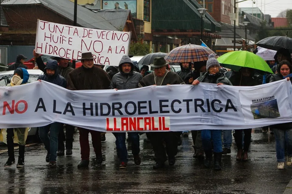 #LAARAUCANIA A pesar de la lluvia, un grupo de personas alzó la voz contra la Central Hidroeléctrica Llancalil que se pretende construir en las cercanías de Pucón
