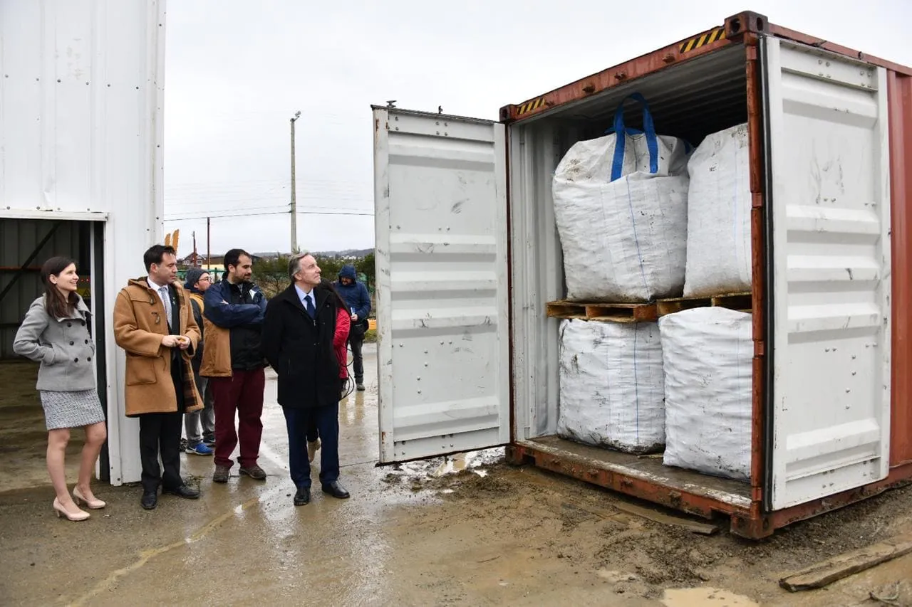 #MAGALLANES Parten a Santiago los primeros 40 mil kilos de vidrio reciclado