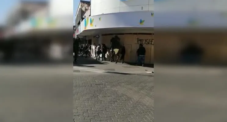#BIOBIO Denuncian que Carabineros a caballo arrincono a una familia con niños, tras una marcha en #Concepción