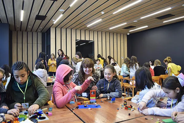 #TENDENCIAS Colegio de Ingenieros de Chile y red MAD buscan empoderar a niñas entre 12 y 15 años, en pro del medio ambiente