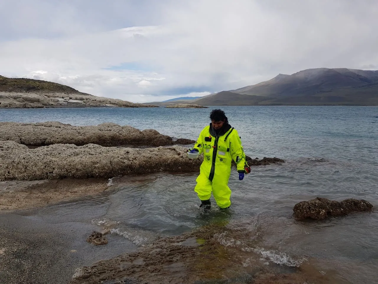 #MAGALLANES Científicos chilenos y mexicanos estudian estromatolitos en la región para observar efectos del cambio climático