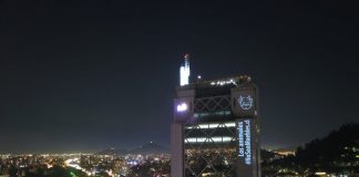 #MIRADANACIONAL Más de 150 candidaturas constituyentes se unen a la campaña #NoSonMuebles Proyección campaña No son muebles en edificio Telefónica