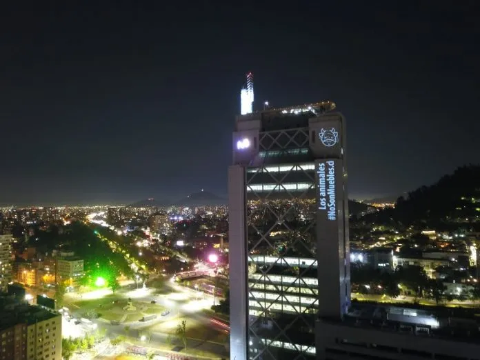 Proyección campaña No son muebles en edificio Telefónica