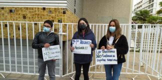 #MIRADANACIONAL Miembros de Una Victoria para Viña fueron agredidos por un grupo de cocheros, tras dejar misiva en el Municipio local Activistas en las afueras de la Municipalidad de Viña del Mar, exigiendo respuestas concretas al gobierno comunal tras el fin de los coches victoria