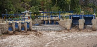 #SANTIAGO Llaman a juntar agua ante posible corte masivo, por turbiedad de los ríos Maipo y Mapocho