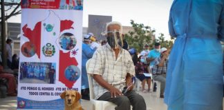 #MUNDO Hombre de 85 años se vacuna contra COVID-19 en companía de su perro