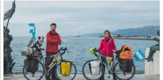 #TENDENCIAS Piri, la perrita que viaja con sus papis en carrito por Italia