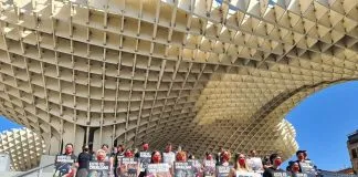 Un centenar de activistas por los animales alzaron su voz contra la tauromaquia en Sevilla