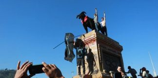 Instalaron reproducción gigante del Negro Matapacos en el lugar donde estaba la estatua del General Baquedano