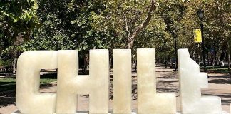 “Chile se derrite sin una Constitución Ecológica”: Con intervención artística en hielo buscan visibilizar la urgencia de la crisis climática