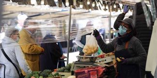 Frutas y verduras de menos de 1,5 kg ya no pueden ser vendidas en embalajes de plástico en Francia