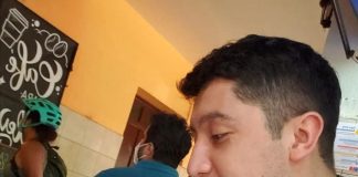 Gatito sordo y su humano salen a recorrer los bares y cafés en Concepción