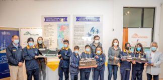 Premian a ganadores del concurso escolar «Réplica la Esmeralda», que debía ser hecha en base a material reciclado