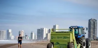 Máquina limpiadora de playas ha retirado más de 340 toneladas de residuos de Cavancha, Brava y Huayquique
