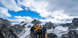 Sueño vertical: la aventura de los primeros chilenos que escalaron las paredes rocosas inexploradas del «Vampire Spire» en Canadá