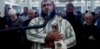 Tierno gatito irrumpió oración trepándose al hombro del Jeque que la oficiaba