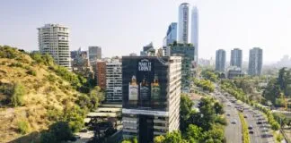 Jack Daniel’s se une a proyecto de economía circular reutilizando carteles en vía pública