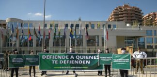 Jóvenes se manifiestan durante la inauguración de la COP de Escazú en Chile: Exigen mayor protección a los defensores ambientales