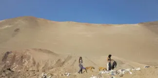 La huella del fast fashion:basurales en el Desierto de Atacama