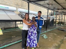La historia de los chilenos que llevaron agua potable y energía solar a uno de los barrios más vulnerables de Kenia