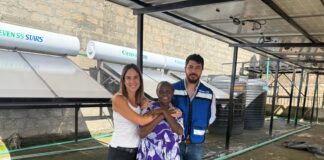 La historia de los chilenos que llevaron agua potable y energía solar a uno de los barrios más vulnerables de Kenia