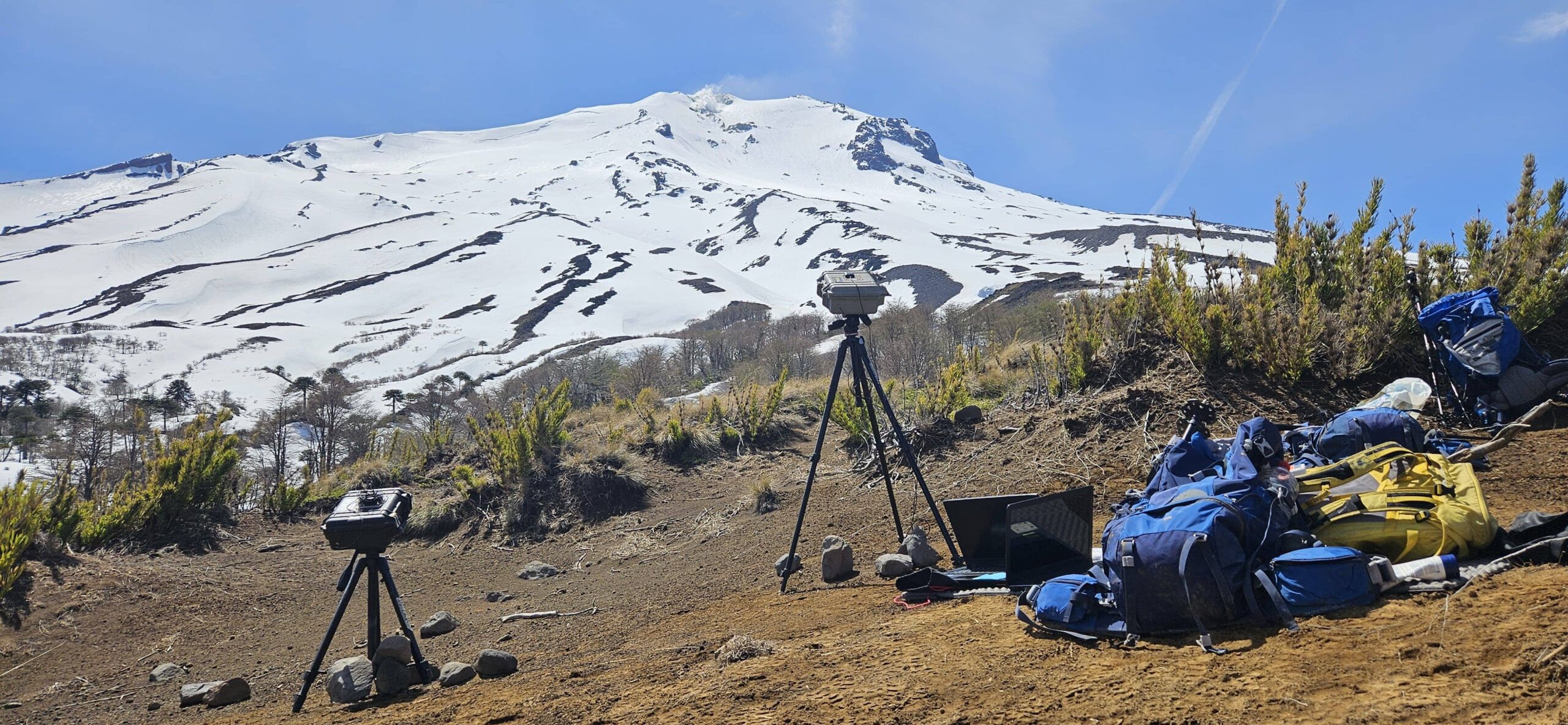 Científicos estudian por primera vez las fumarolas del volcán Callaqui